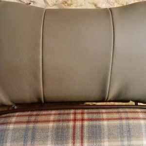 Range Rover Classic 1983, le cuir vient de la maison Connolly (fournisseur officiel du palais royal d'Angleterre), le tweed en laine tissée de chez Scotland Shop ( ils ont habillé les acteurs de la série Outlanders)