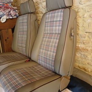 Range Rover Classic 1983, le cuir vient de la maison Connolly (fournisseur officiel du palais royal d'Angleterre), le tweed en laine tissée de chez Scotland Shop ( ils ont habillé les acteurs de la série Outlanders)